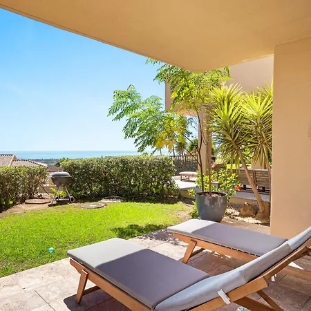 Sea View Pool & Terrace 3br In Benahavis Hills 아파트