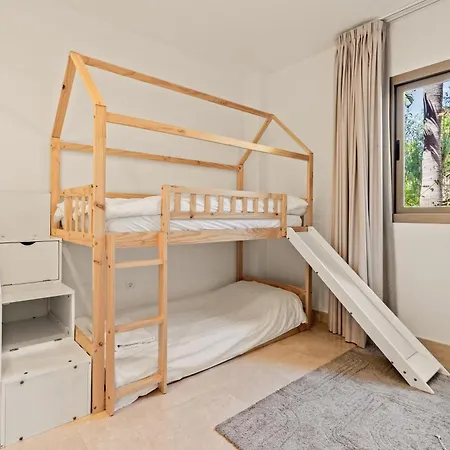 Sea View Pool & Terrace 3br In Benahavis Hills 아파트